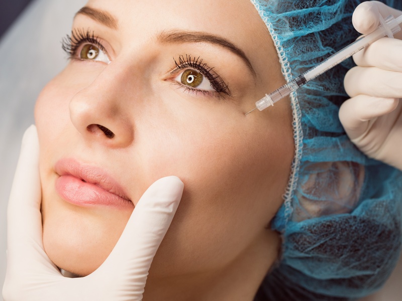 female-patient-receiving-injection-her-face Procedimentos